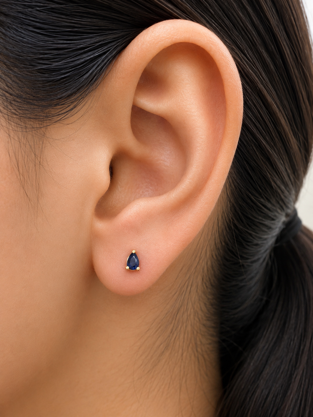 Arete mini gota de zafiro en oro 10k