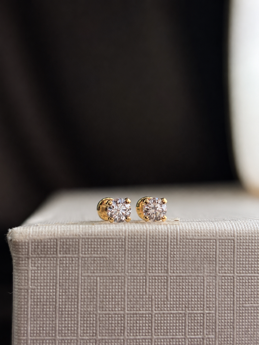 Aretes mini diamante natural en oro 14k
