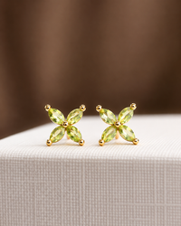 Arete flor de peridoto en oro 14k