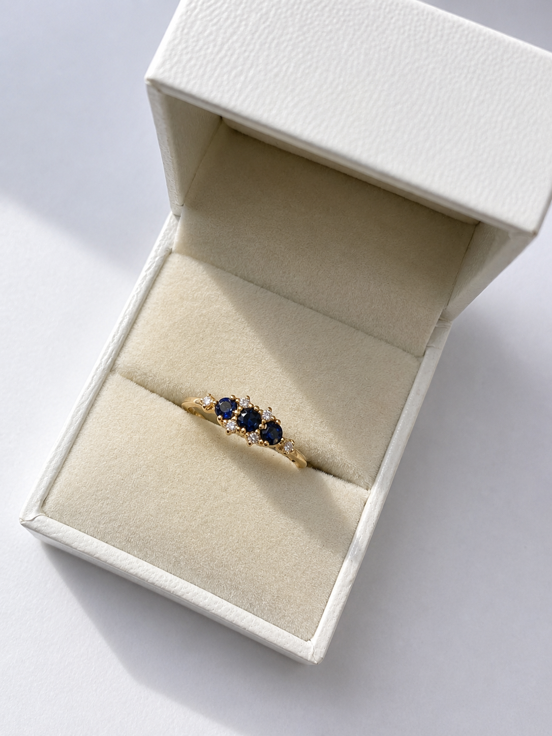 Anillo de 3 zafiros y diamantes en oro 14k