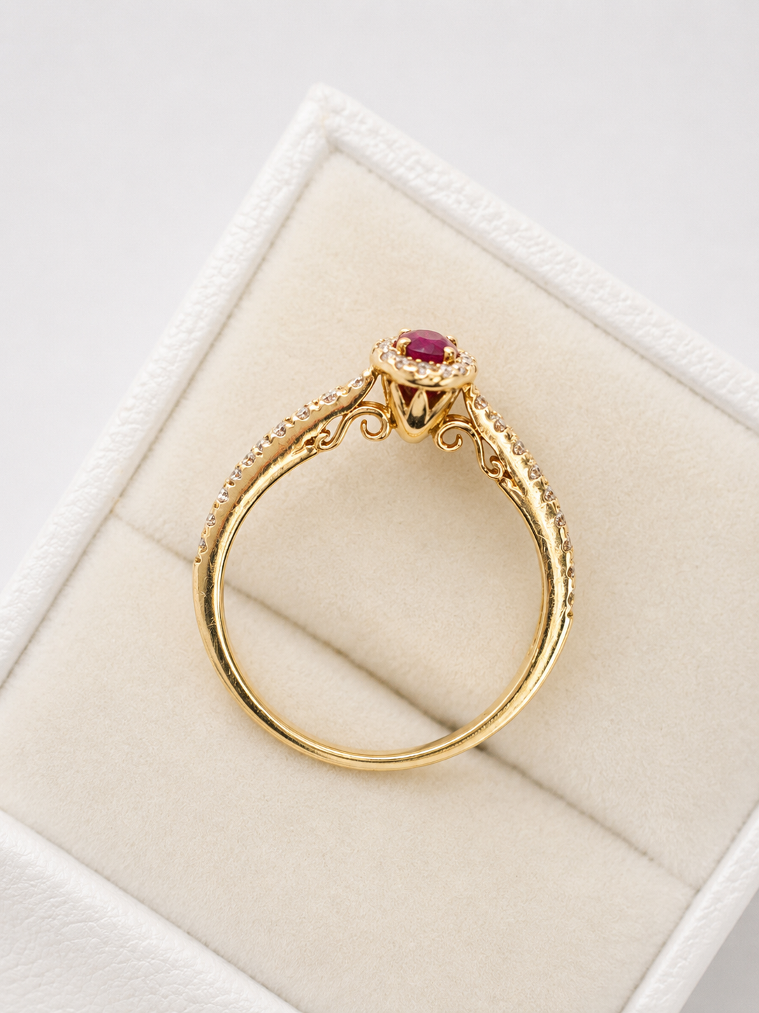 Anillo de mini rubi con halo de diamantes en oro 14k