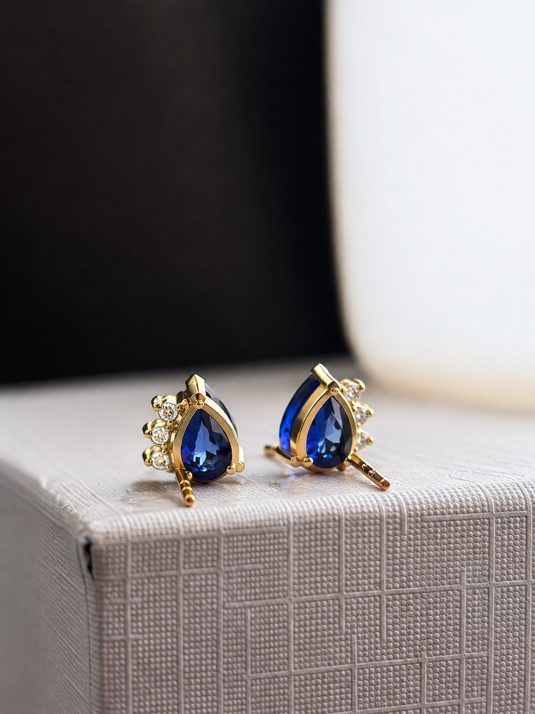 Arete gitano de zafiro con 3 mini diamantes en oro 14k