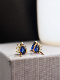 Arete gitano de zafiro con 3 mini diamantes en oro 14k
