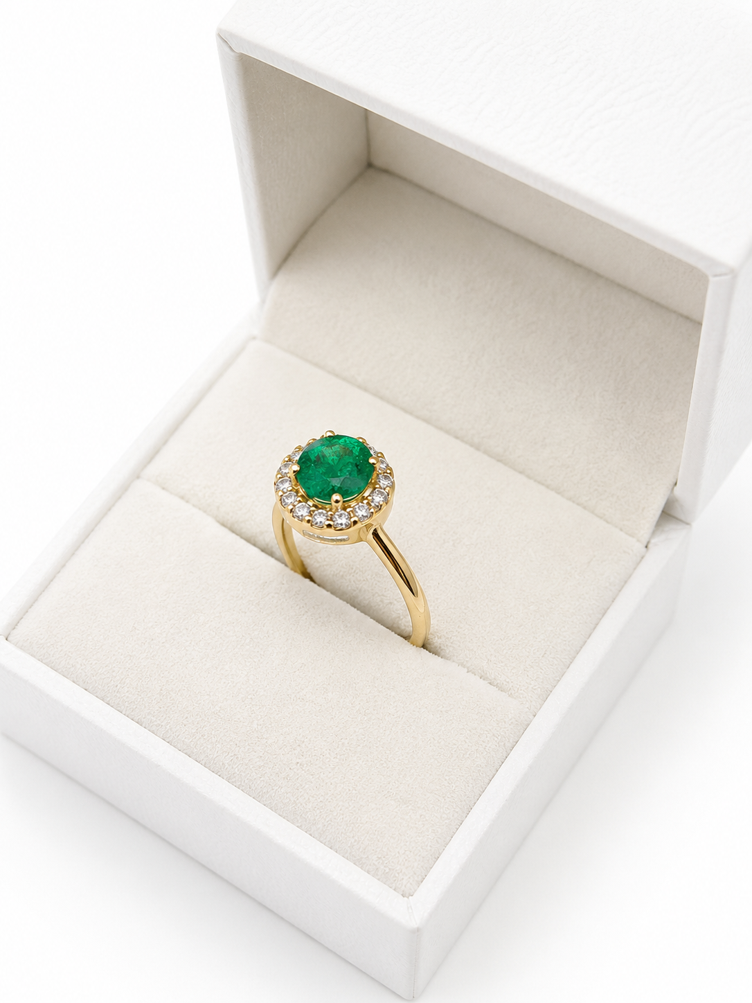 Anillo de esmeralda con halo de diamantes naturales en oro 14k