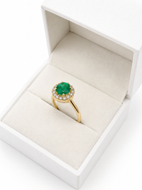 Anillo de esmeralda con halo de diamantes naturales en oro 14k