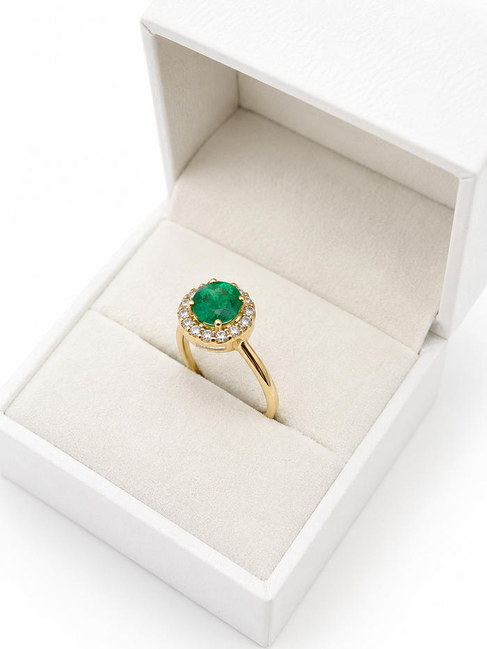 Anillo de esmeralda con halo de diamantes naturales en oro 14k