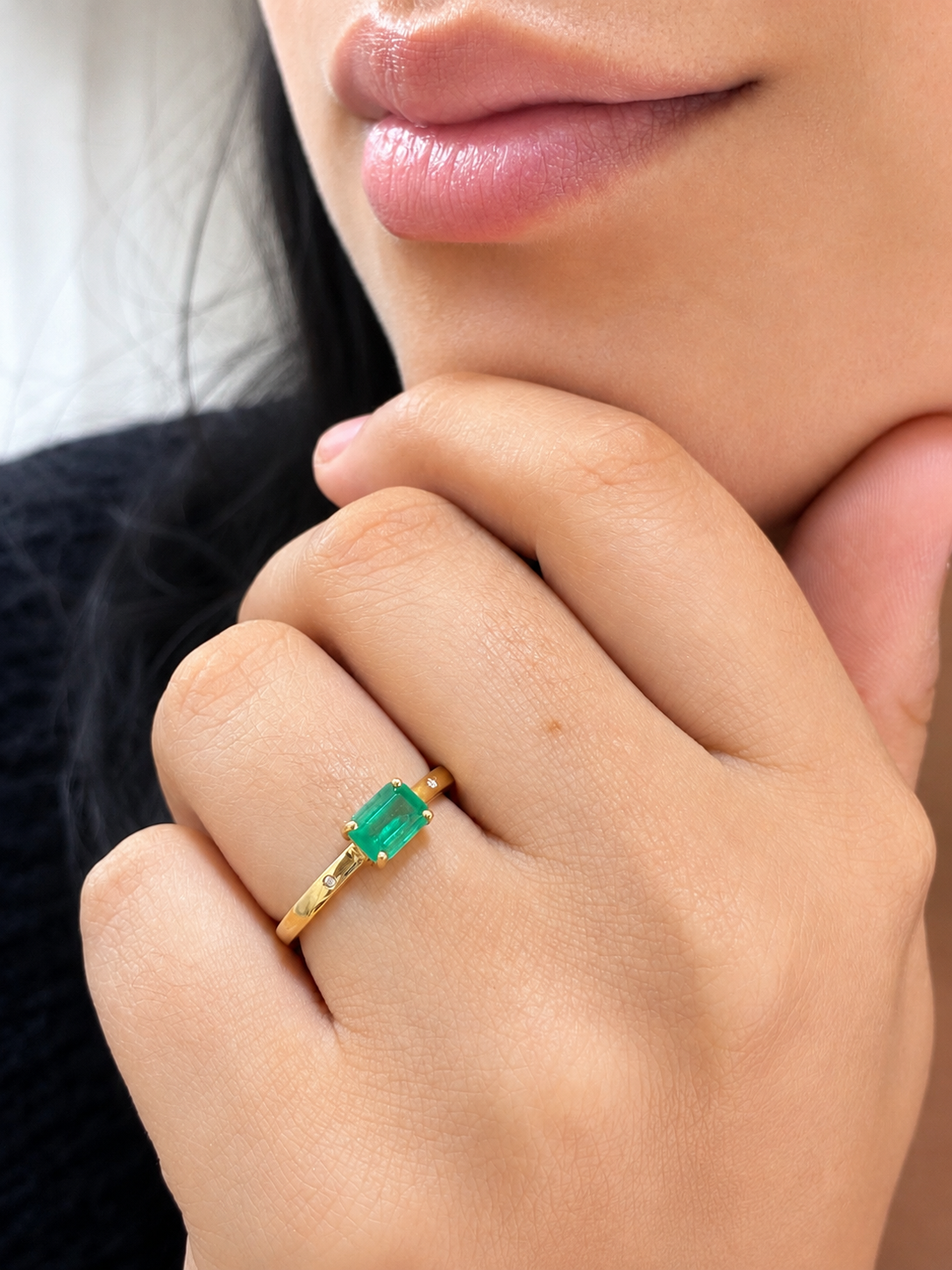 Anillo de esmeralda con 2 mini diamantes en oro 14k