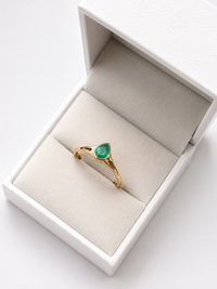 Anillo gota de esmeralda biselada en oro 14k