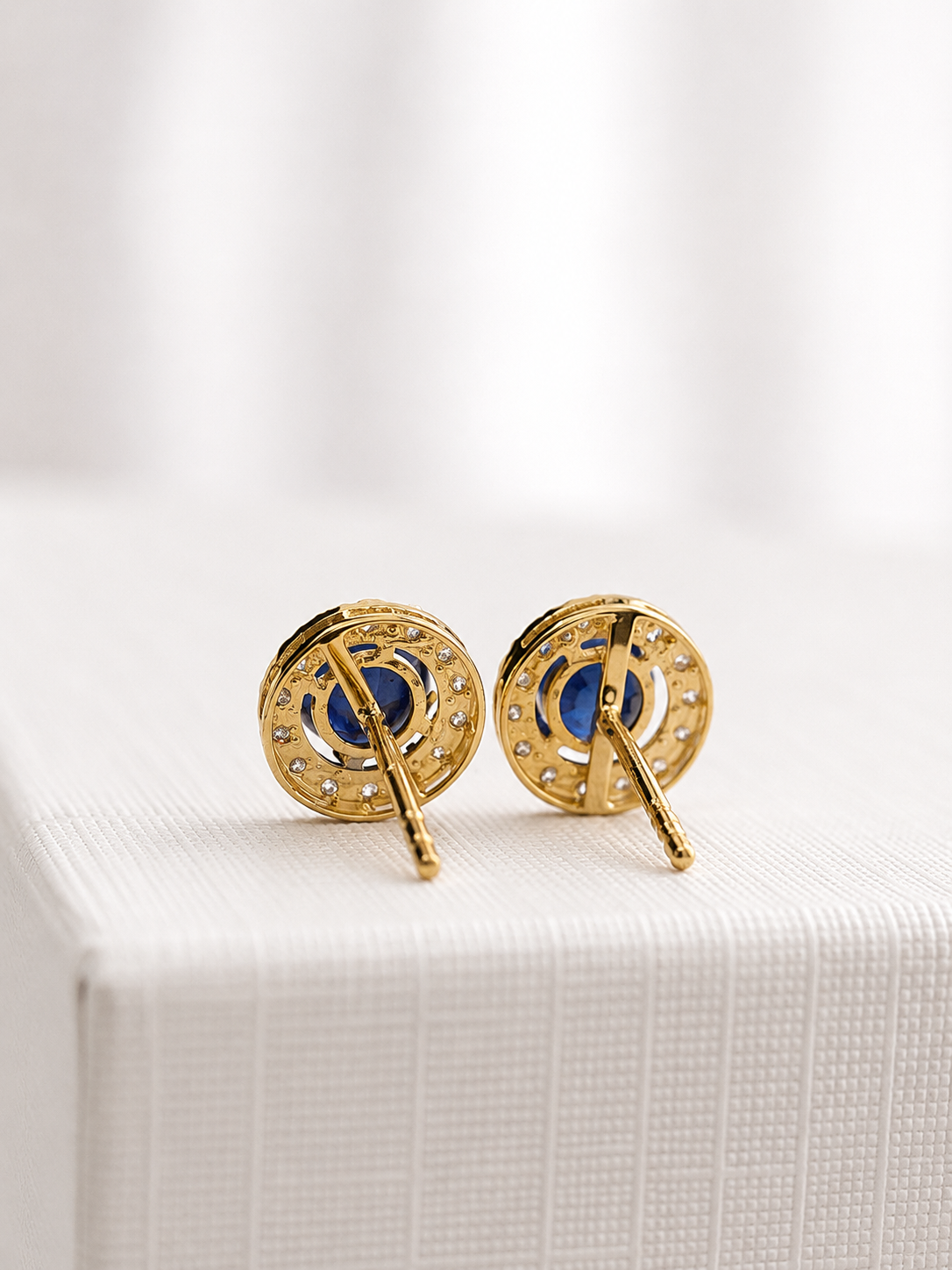 Arete de zafiro con halo de diamantes en oro 14k
