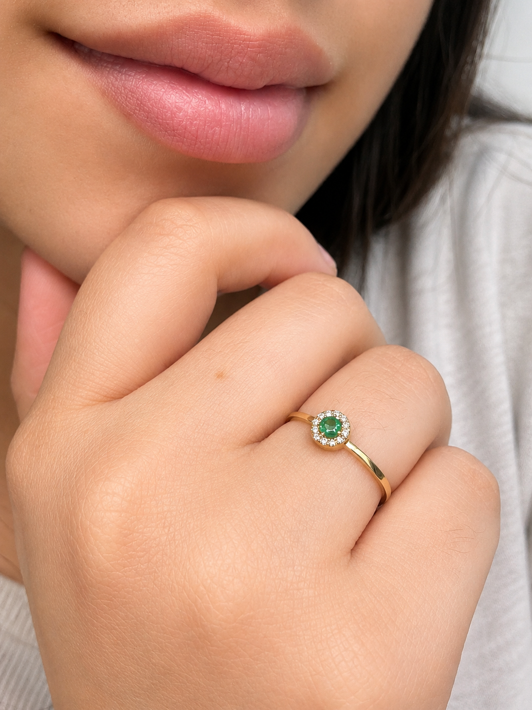 Anillo de mini esmeralda con halo de diamantes naturales en oro 14k