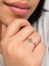 Anillo de mini esmeralda con halo de diamantes naturales en oro 14k
