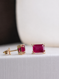 Arete rectangular de rubí con 4 mini diamantes en oro 14k