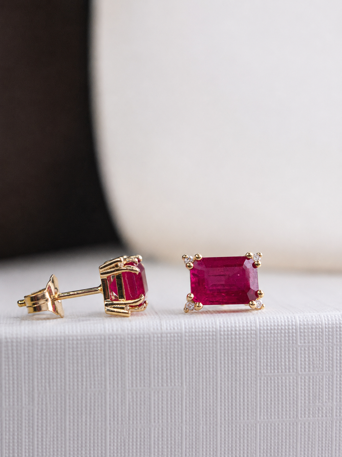 Arete rectangular de rubí con 4 mini diamantes en oro 14k