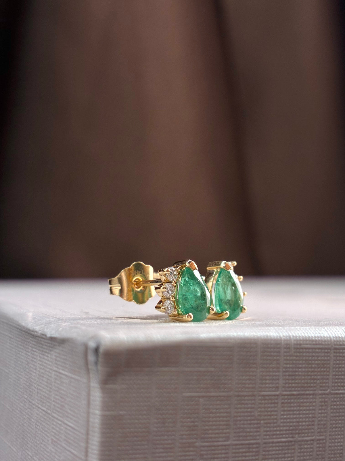 Arete gota de esmeralda con 3 mini diamantes en oro 14k
