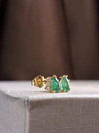 Arete gota de esmeralda con 3 mini diamantes en oro 14k