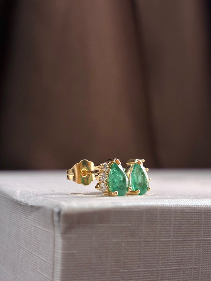 Arete gota de esmeralda con 3 mini diamantes en oro 14k