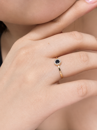 Anillo de zafiro con halo de diamantes en oro 14k