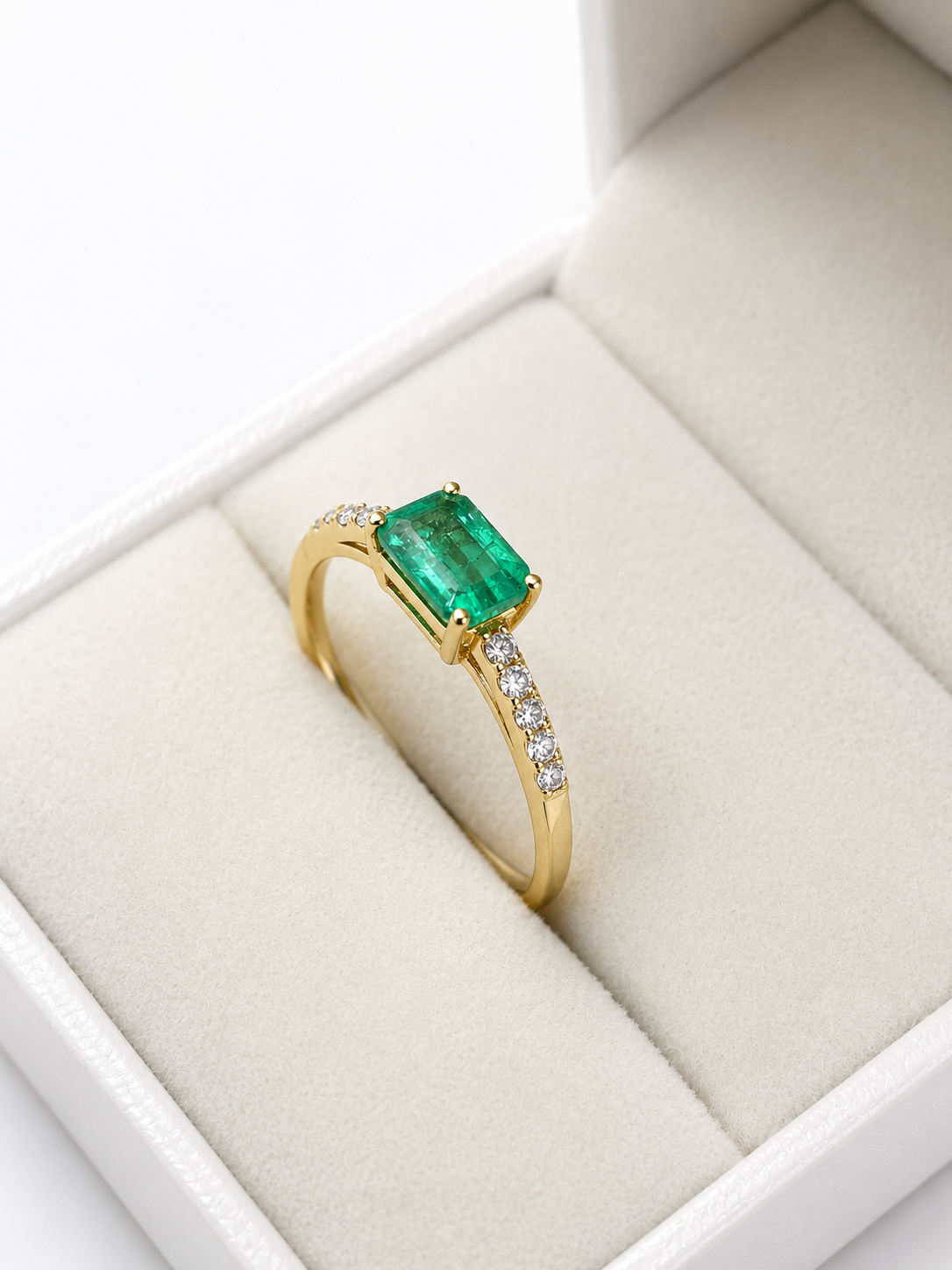 Anillo de esmeralda con diamantes naturales en oro 14k