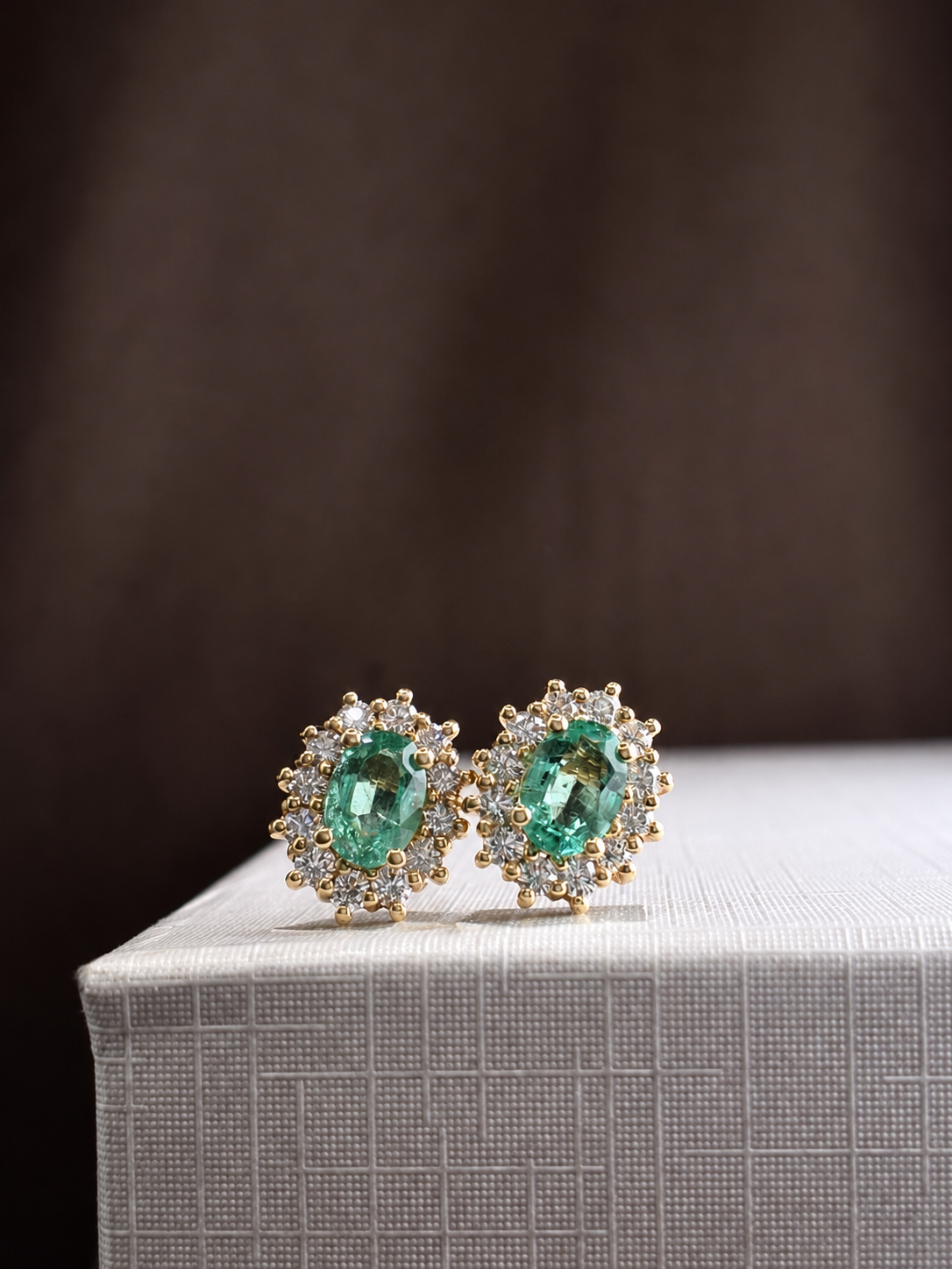 Arete de esmeralda con halo de diamantes en oro 14k
