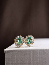 Arete de esmeralda con halo de diamantes en oro 14k