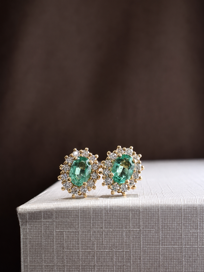 Arete de esmeralda con halo de diamantes en oro 14k