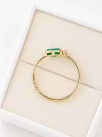 Anillo de esmeralda con 2 mini diamantes en oro 14k