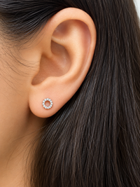 Arete silueta con diamantes naturales en oro blanco 14k