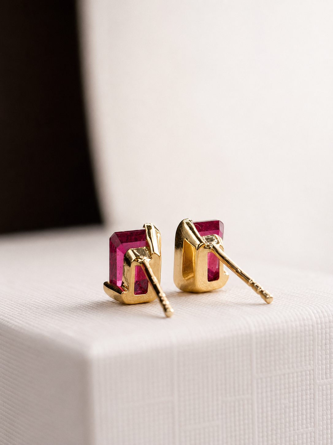 Arete de rubí medio biselado en oro 14k