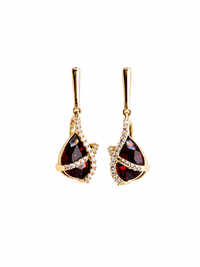 Arete largo de granate  con diamantes en oro 14k