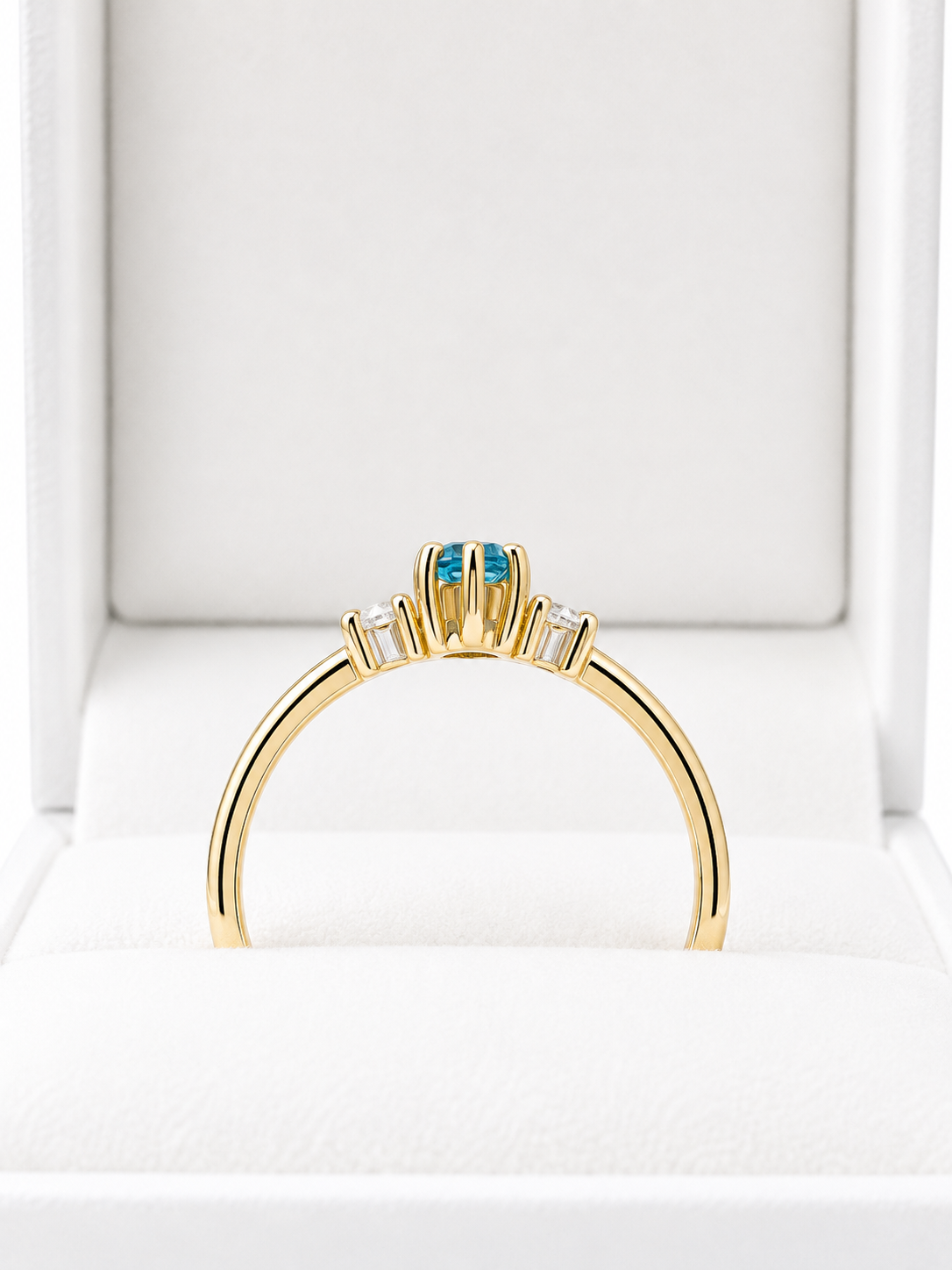 Anillo aguamarina con 2 diamantes en oro 14k