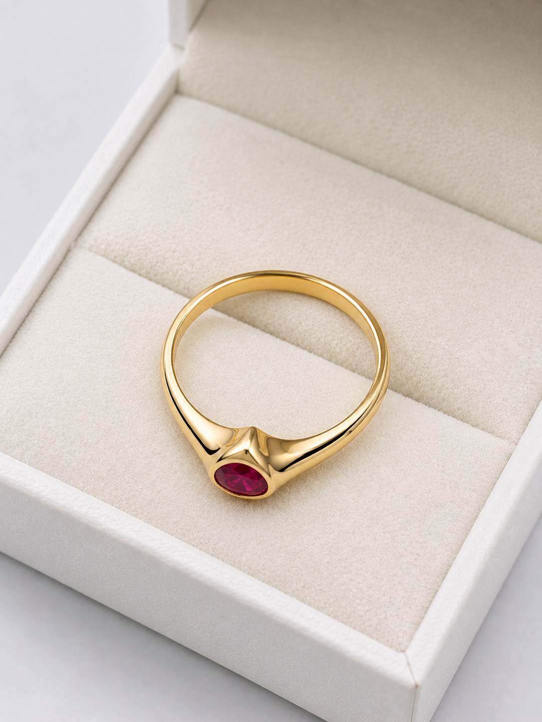 Anillo de rubi en gota bicelado en oro 14k
