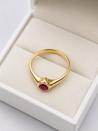 Anillo de rubi en gota bicelado en oro 14k