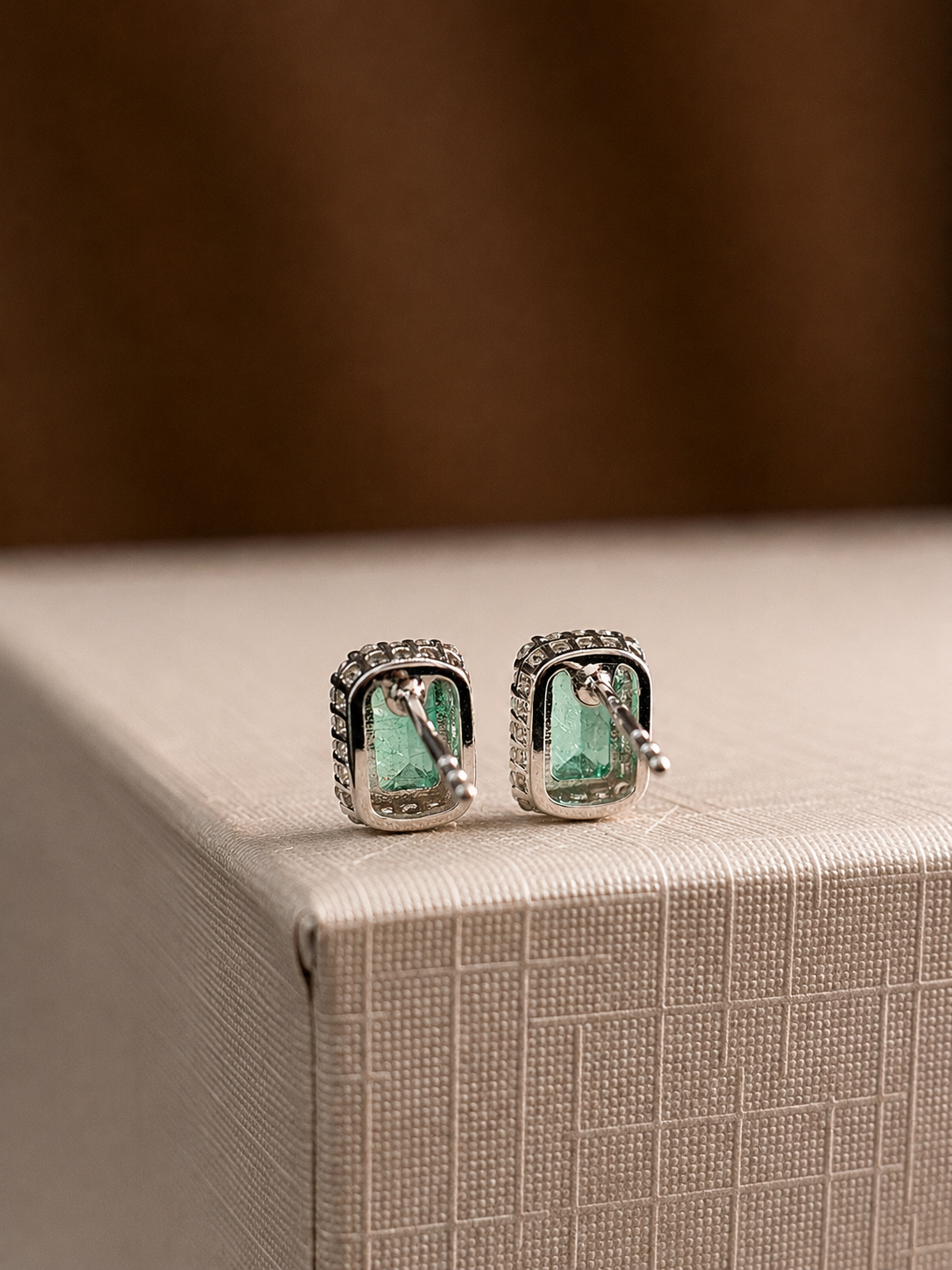 Aretes de esmeralda con halo de diamantes oro 14k blanco