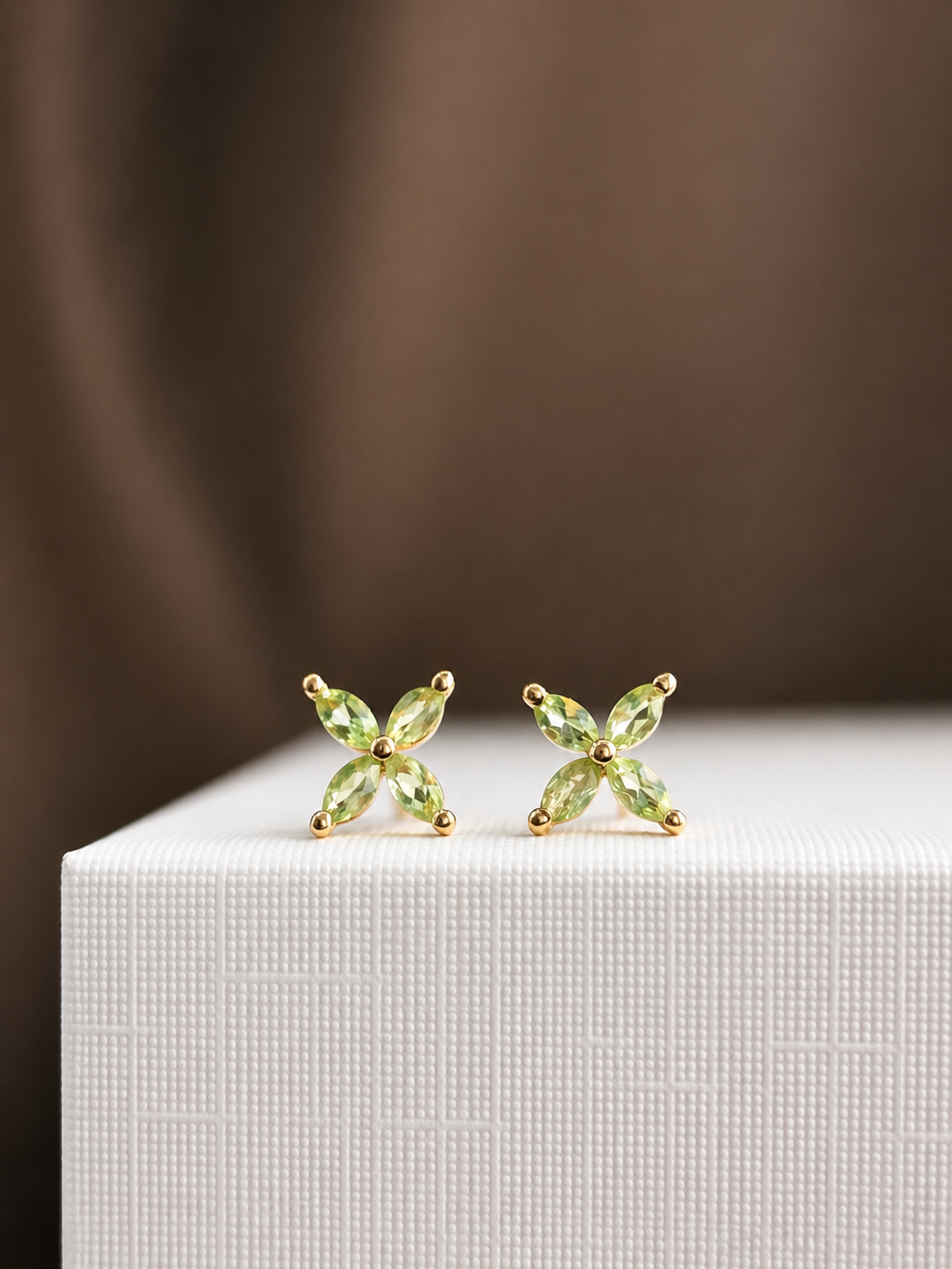 Arete flor de peridoto en oro 14k