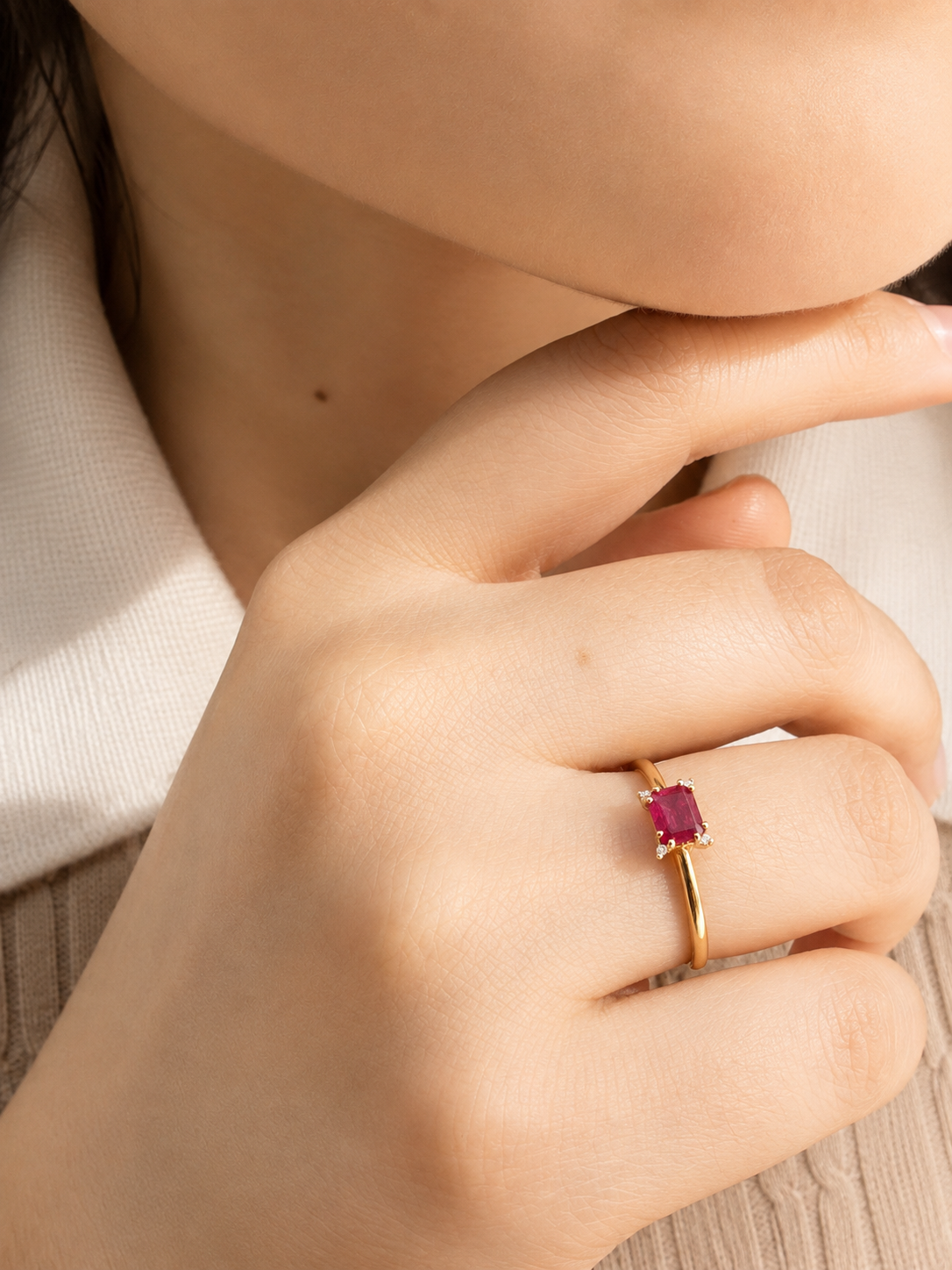Anillo de rubi rectangular con 4 mini diamantes en oro 14k