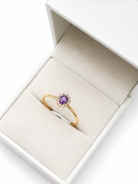 Anillo de amatista oval con halo de diamantes en oro 14k