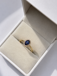 Anillo de zafiro oval con halo de diamantes en oro 14k