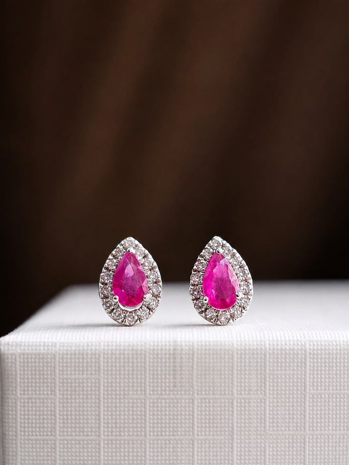 Arete de gota Rubí con halo de diamantes en oro 10k