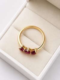 Anillo 3 cortes de rubi en oro 14k