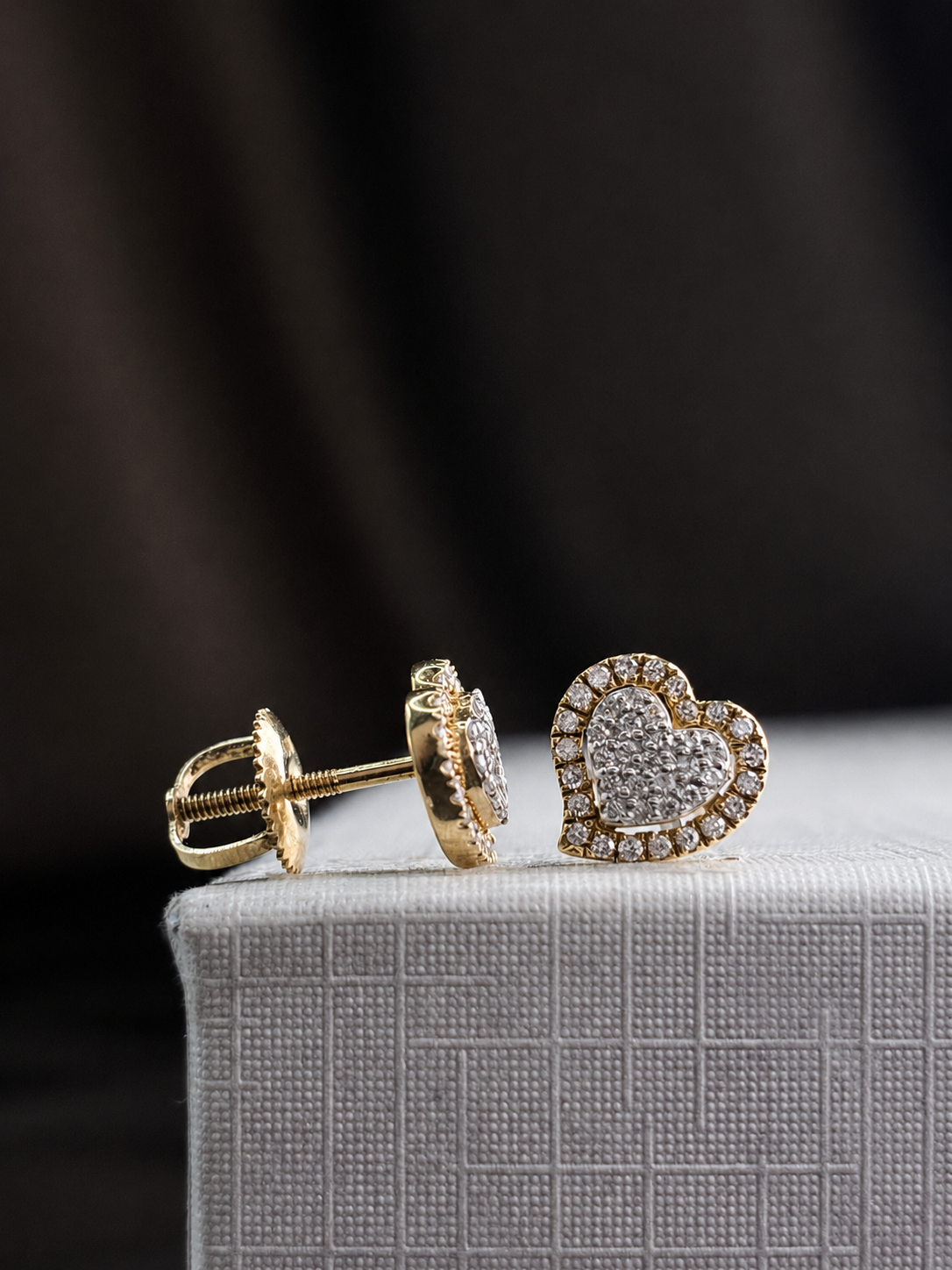 Arete de corazón con diamantes naturales en oro 10k