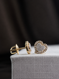 Arete de corazón con diamantes naturales en oro 10k