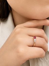 Anillo de rubi oval con 2 diamantes en oro 14k