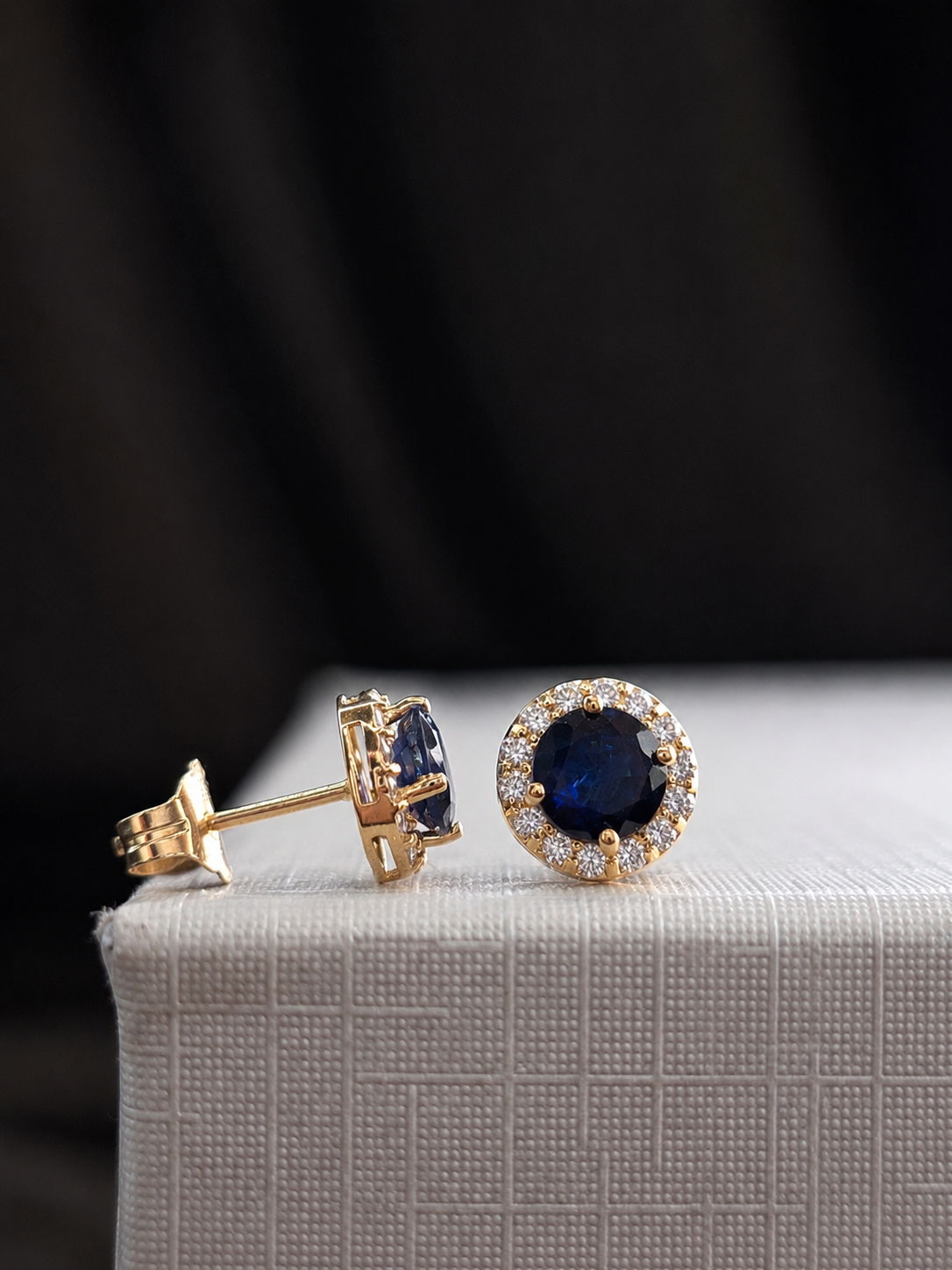 Arete de zafiro con halo de diamantes en oro 14k
