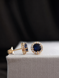 Arete de zafiro con halo de diamantes en oro 14k