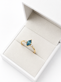 Anillo aguamarina con 2 diamantes en oro 14k