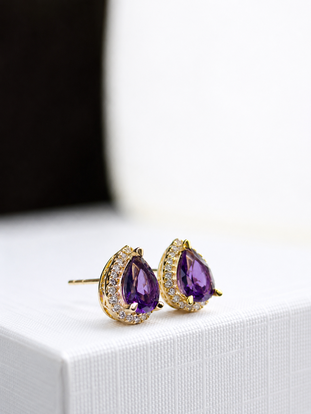 Arete de gota amatista con halo de diamantes en oro 10k