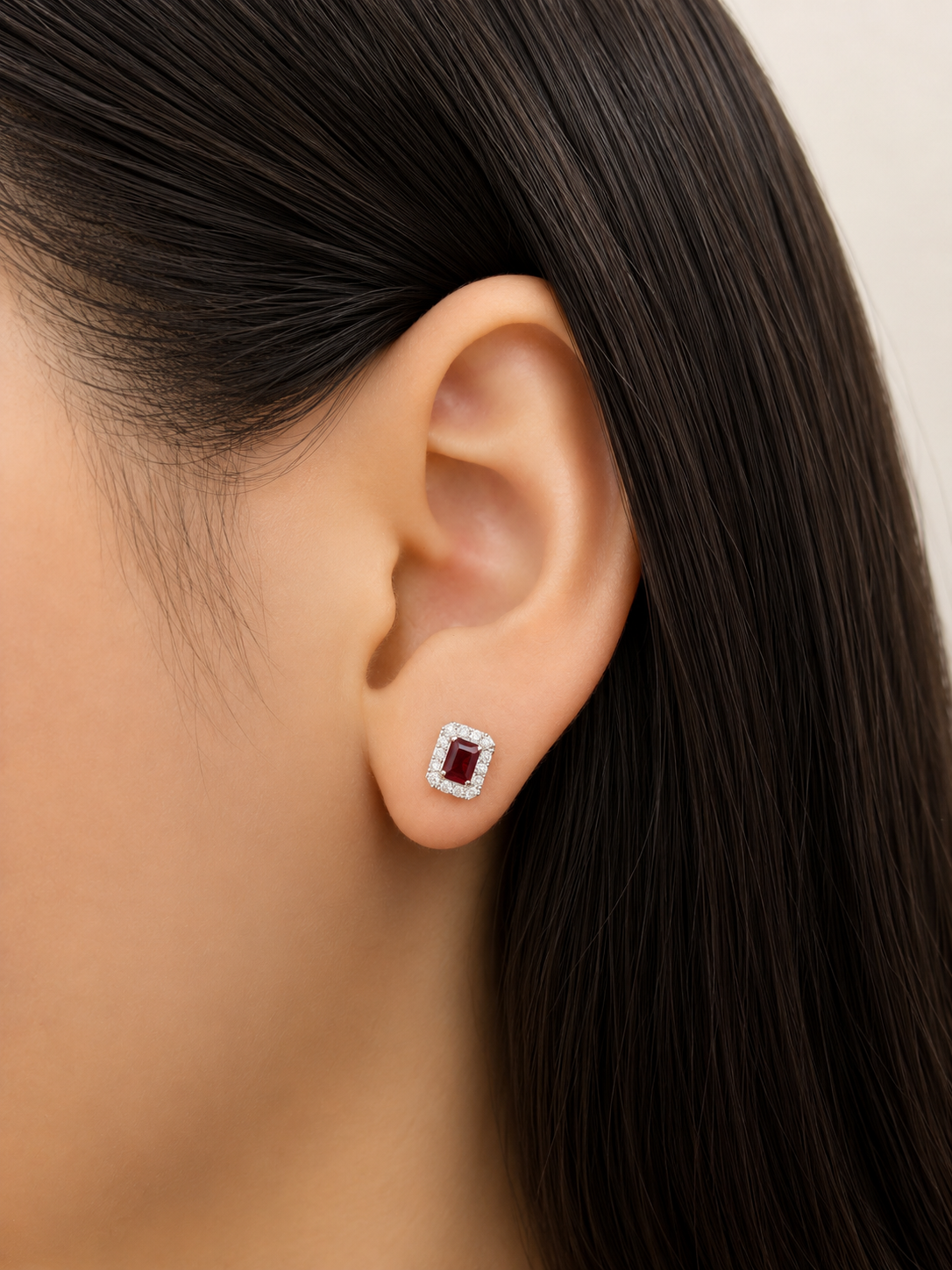 Arete rectangular rubí con halo de diamantes en oro 14k