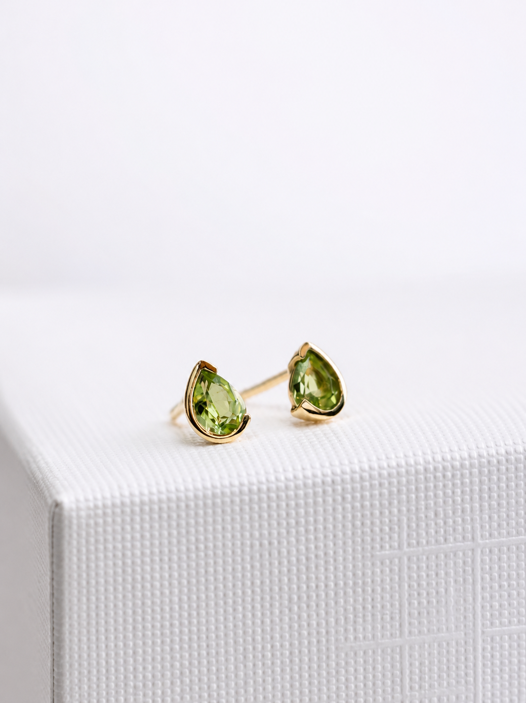 Arete mini gota peridoto medio biselado oro 14k