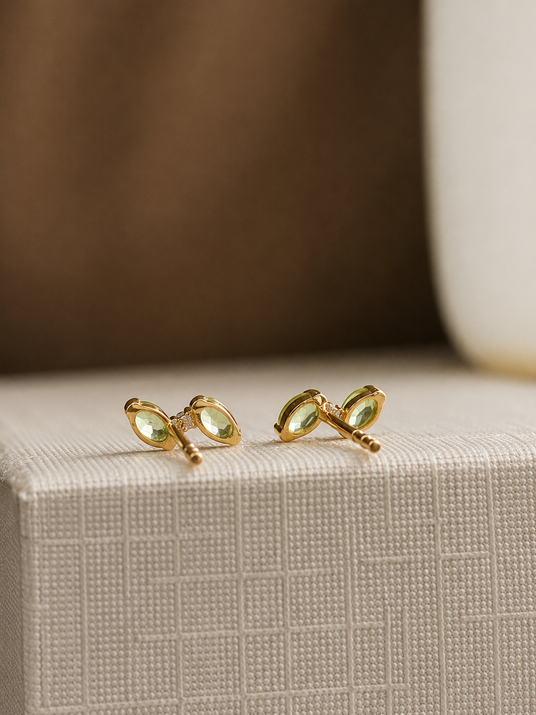 Arete moño de peridoto con un mini diamante en oro 14k