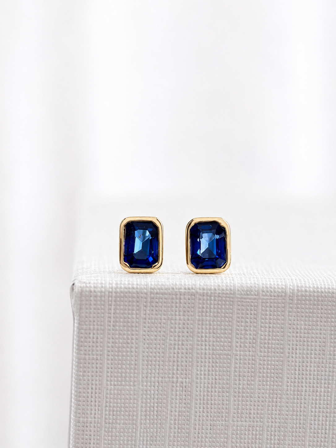 Arete mini zafiro biselado en oro 14k